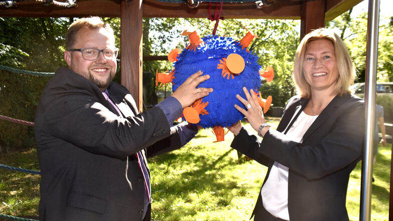 Die Leiterin des GSK-Impfstoffwerkes in Dresden, Jacqueline Schönfelder, übergab symbolisch die Piñata an Andreas Führlich vom Verein Sonnenstrahl.