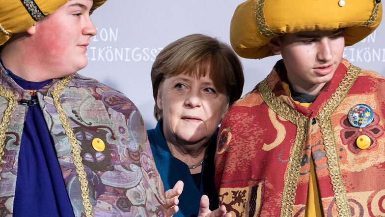 Platz da? Bundeskanzlerin Angela Merkel (CDU) empfing am Dienstag Sternsinger aus allen 27 deutschen Diözesen im Bundeskanzleramt.
