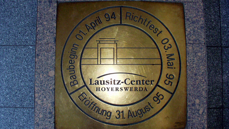 Messingplatte zur Eröffnung des Centers im Mittleren Lichthof.
