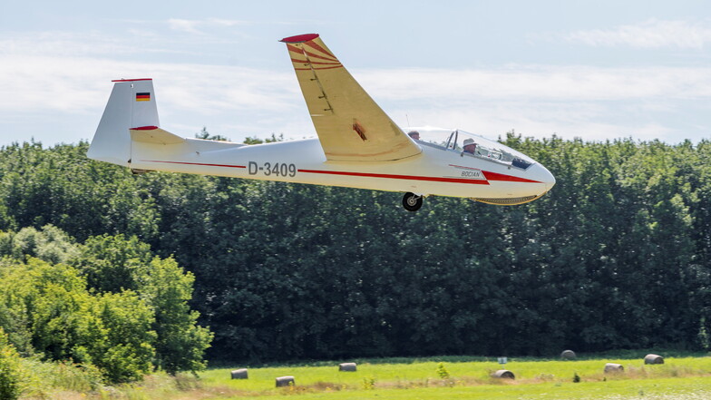 Ein Segelflugzeug im Landeanflug in Riesa-Canitz. Auf dem Platz ist alles hergerichtet für den Saisonstart.