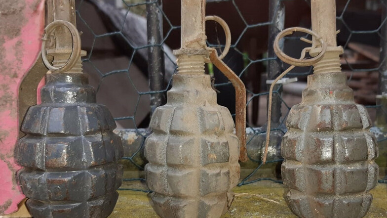 Diese Handgranaten wurden jetzt bei Dacharbeiten in Briesing in der Gemeinde Malschwitz gefunden.