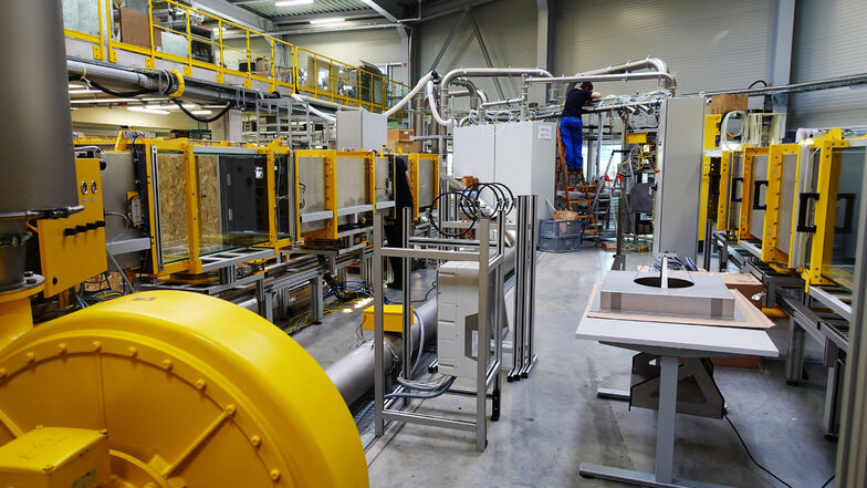Der Blick in eine Produktionshalle der Topas GmbH. Mehr als 70 Prozent der dort benötigten Energie werden durch die 600 Quadratmeter großen Solarmodule auf den Dächern selbst erzeugt.