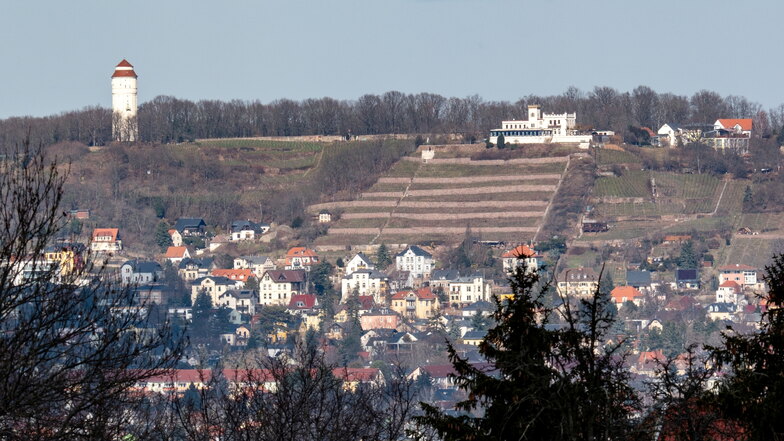 Mit der Friedensburg gehört der Wasserturm zu den weit sichtbaren Wahrzeichen von Radebeul-West. Für eine Besichtigung öffnet der Turm nur selten.