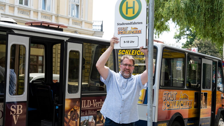 Ingo Menzel hat am Dienstag sein Linienbus-Haltestellenschild für den Stadtschleicher am Obermarkt aufgestellt.