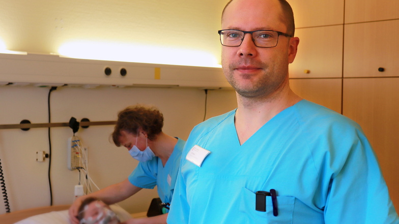 Oberarzt Dawid Gocał leitet die schlafmedizinische Abteilung im St. Carolus Krankenhaus. Die Patientin (im Hintergrund) hat die Nacht im Schlaflabor verbracht. Soeben wurde für sie die passe