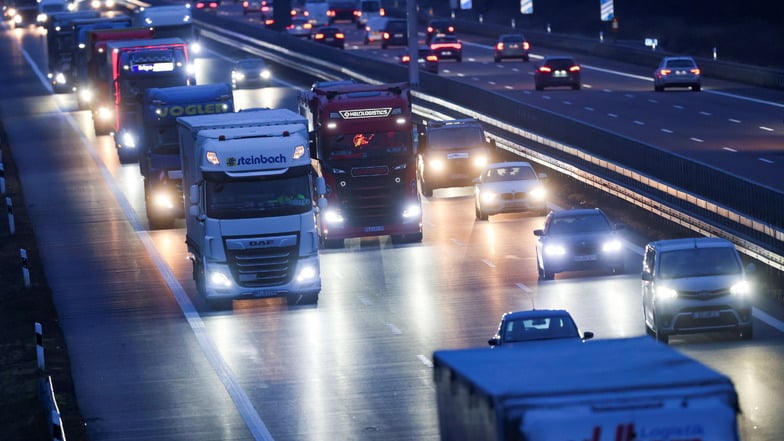 Fahrzeuge sind auf der A14 unterwegs: Hier hat sich in der Nacht zu Donnerstag ein 31-Jähriger eine Verfolgungsfahrt mit der Polizei geliefert.