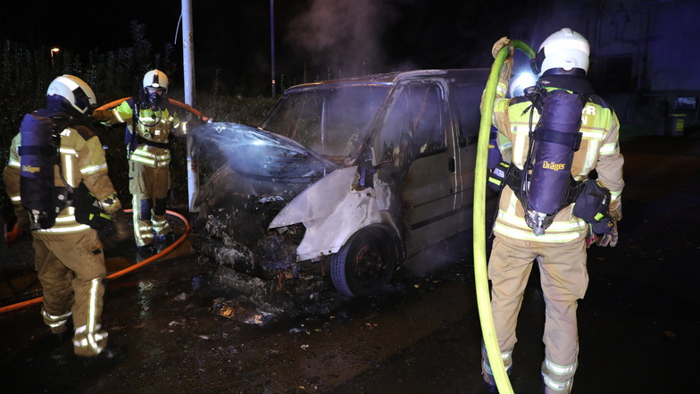 Ein Kleintransporter wurde ebenfalls ein Opfer der Flammen.