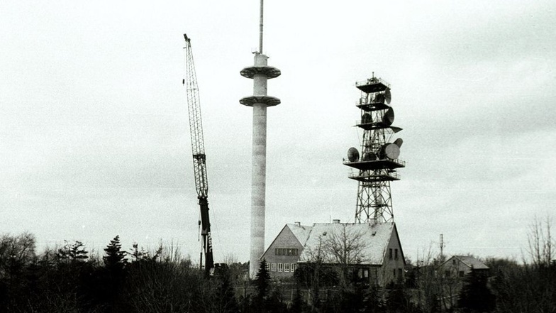 Als der neue Turm am Lugstein gebaut wurde, stand noch der alte aus Stahlkonstruktion. Dieser wurde erst später abgerissen.