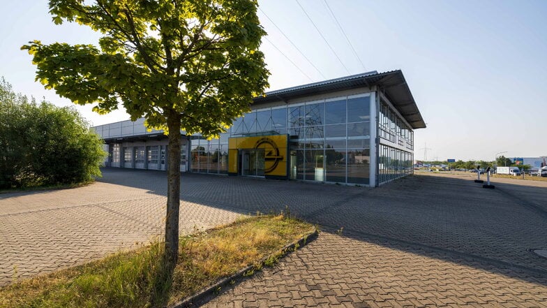 Das einstige Opel- und Kia-Autohaus Neustadt an der Rostocker Straße in Riesa hat einen neuen Eigentümer.