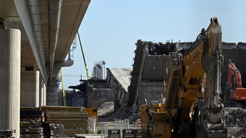 Die alte Leverkusener Rheinbrücke wird derzeit abgerissen. Dabei sei es aus noch nicht geklärten Umständen zu dem Arbeitsunfall gekommen.