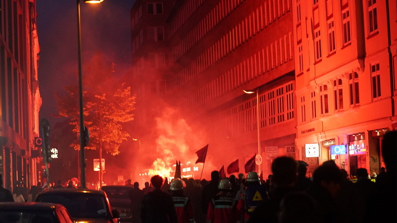 Feuerwerkskörper brennen bei einer linken Demo in Hamburg.
