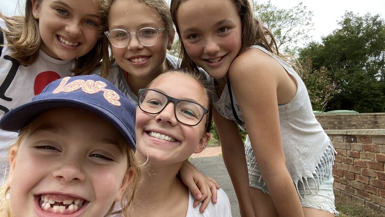 Mädchenpower: Cora Braun (unten rechts) inmitten ihrer vier Mädels, die sie bei einer Familie in der Nähe von Sydney rund um die Uhr betreut.