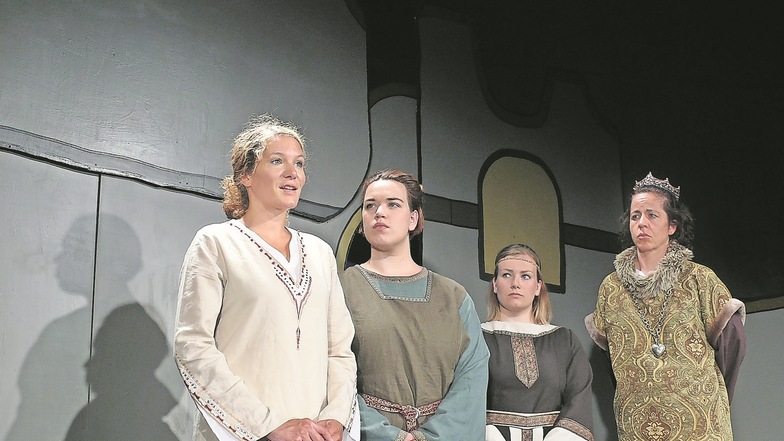 Sie deklamieren mit Wortwitz: Vier Schauspielerinnen und ein Schauspieler wechseln mehrfach die Rollen in den „Sündigen Hexen“ im Dresdner Bärenzwinger.