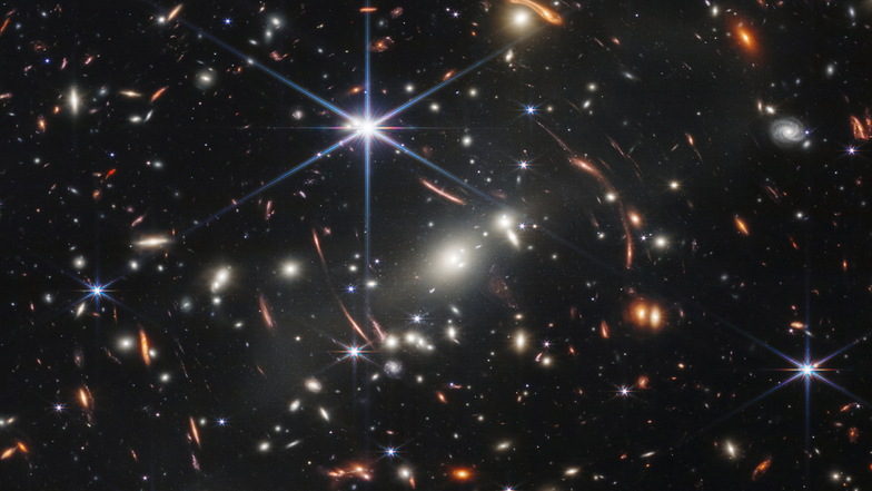 Das erste Bild, dass vom bisher leistungsfähigsten Weltraumteleskop "James Webb" veröffentlicht wurde, zeigt den Galaxienhaufen SMACS 0723.