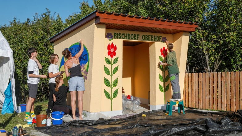 Mit einem echten "Rosenbach-Look", passend zum 30. Geburtstag der Gemeinde, haben Jugendliche in Bischdorf ein Bushäuschen verziert.