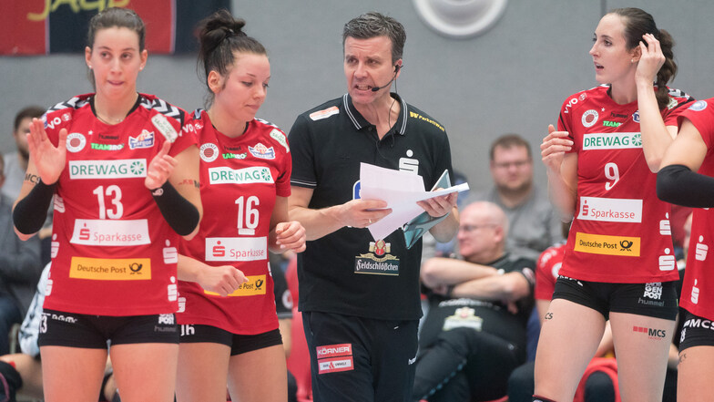 Trainer Alexander Waibl redet auf seine Spielerinnen um Kapitän Katharina Schwabe (Nr. 16) ein.