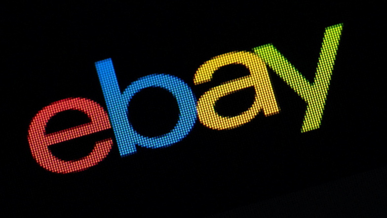 Das Logo des Unternehmens Ebay auf dem Display eines Handys. Mit dem Wegfall der Gebühren für Verkäufer soll die Plattform wieder attraktiver werden.