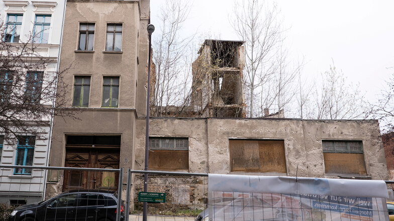 Für die Reste des verfallenen Gebäudes Rauschwalder Straße 53 bot Spettmann 70.000 Euro. Das ist das 25-fache des Verkehrswertes.