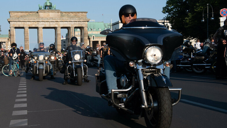Teilnehmer an der Motorrad-Demonstration der Rockerbande Hells Angels fahren auf der Straße des 17. Juni in Berlin. Mit der Aktion protestieren die Rocker gegen das Verbot ihrer Abzeichen.