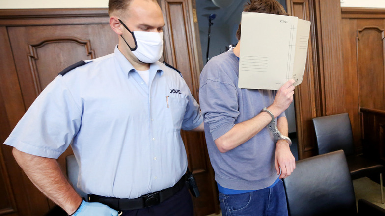 Kürzlich war in dem Fall Bergisch Gladbach Anklage gegen den 43 Jahre alten Hauptverdächtigen Bastian S. (r) erhoben worden. Die Staatsanwaltschaft wirft dem Deutschen unter anderem vor, seine 2017 geborene Tochter sexuell missbraucht zu haben.