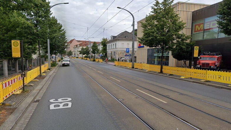 Bei Google Street View stehen gelbe Bauzäune an der Antonstraße. Das Foto ist etwa ein Jahr alt. Es entstand vor der Sanierung der Straße, die Mitte Juli 2022 startete.