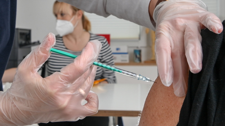 Sachsen will die Priorisierung fürs Impfen bei Hausärzten aufheben.