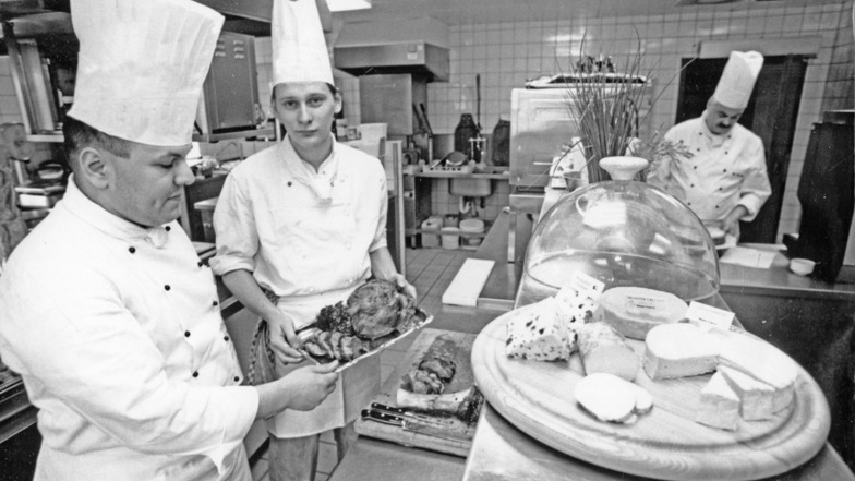Azubi und Küchenchef in der Küche des Italienischen Dörfchens 1996.