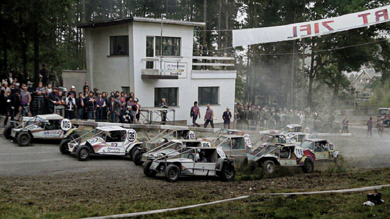 So sah das Start- und Zielgebäude der Motorsport-Rennstrecke Matschenberg in Cunewalde 1984 nach seinem Bau aus. Inzwischen muss der Rennturm dringend saniert werden.