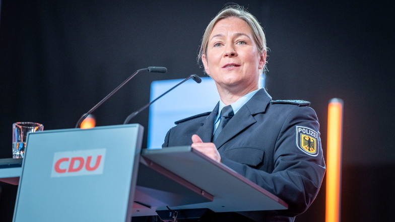 Claudia Pechstein, Olympiasiegerin im Eissschnelllauf, spricht in ihrer Polizeiuniform beim CDU-Grundsatzkonvent.