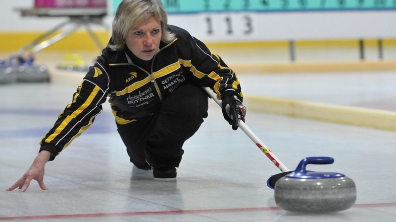 Vereinschefin Martina Meißner ist auch selbst auf dem Eis aktiv. Der 1. SCV Geising ist Ostdeutschlands Nummer eins im Curlingsport.