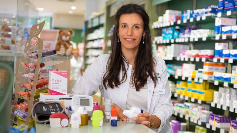 Große Auswahl: Apothekerin Henny Klimpel zeigt verschiedene Modelle von Inhaliergeräten für Asthmatiker. Zur richtigen Anwendung können sich Patienten in der Apotheke beraten lassen.