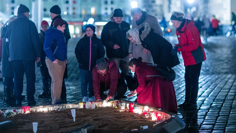 Auf dem Neumarkt  stellten viele Menschen Kerzen zum Gedenken an die Opfer der Luftangriffe auf. 