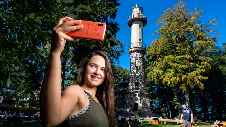 Der Ungerturm ist wieder geöffnet. Pauline nutzt den Blick auf ein Turm für ein Selfie.