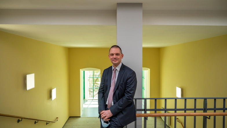 Im neuen Treppenhaus der Landratsaußenstelle Riesa: Landrat Ralf Hänsel (51). Er ist jetzt Mitglied der CDU geworden. Die Partei kann den prominenten Zuwachs gut gebrauchen.