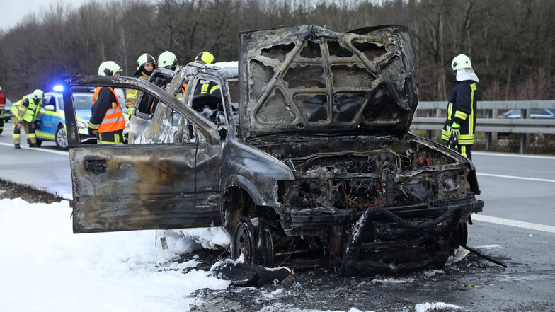 Der SUV ging offenbar während der Fahrt in Flammen auf und brannte vollständig aus.