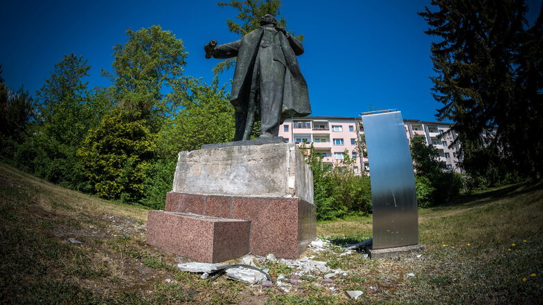 Das Lenin-Denkmal auf dem sogenannten Poppitzer Dreieck an der Poppitzer Straße in Riesa: Auf dem Boden liegen Betonreste. Am Sockel fehlen mehrere der rötlichen Natursteinplatten. Sie wurden anscheinend gestohlen.