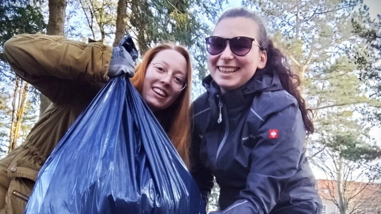 Josephine Sperling (l.) war bei der Müllaktion mit ihrer Freundin Livi im Kamenzer Volkspark am Start.