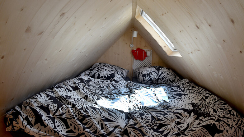 Im Schlafgemach unterm Dach ist Platz für zwei. 