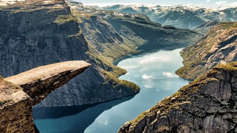 Fjorde und steile Klippen prägen die Landschaft, durch die diese Reise verläuft.