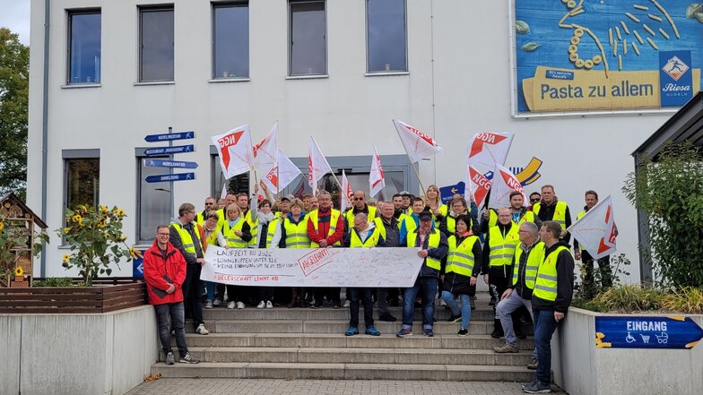 Beschäftigte der Riesaer Teigwaren-Fabrik streikten am Dienstag.