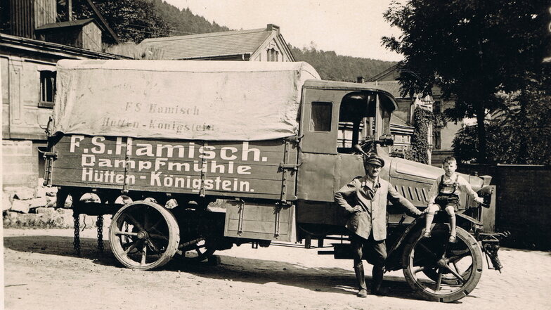 Es steht noch Hamischmühle drauf: Die Abbildung zeigt einen alten Lkw vor der Mühle um 1910. Auf dem vorderen Radkasten sitzt Markus Zeibigs Großonkel Manfred Zeibig.