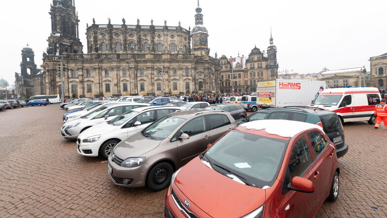 Ärger ums Parken auf dem Dresdner Theaterplatz