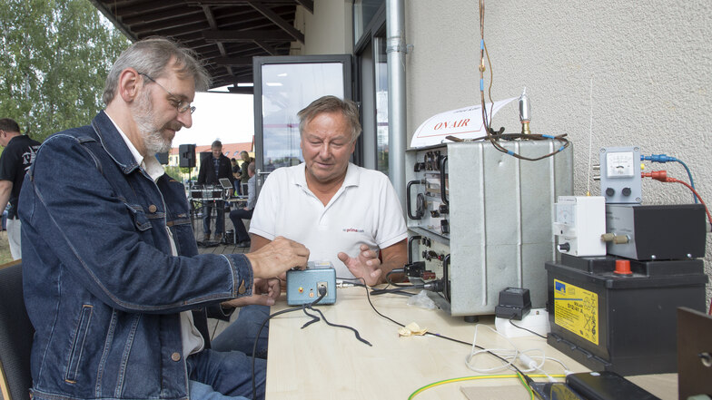  Ralf Raupach (links) und Uwe Lippert vom Technikverein Sender Wilsdruff senden live aus Wilsdruff.