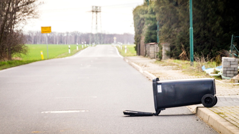 Eine umgekippte Mülltonne ist sowohl für Fußgänger als auch für Autofahrer ein Problem. Aber auch mitten auf dem Gehweg stehende Mülltonnen bringen Gefahren mit sich.