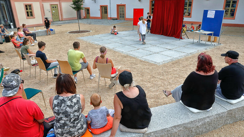 Deutsche und polnische Jugendliche führen im neuen "Am-Vieh-Theater" ein Theaterstück auf.