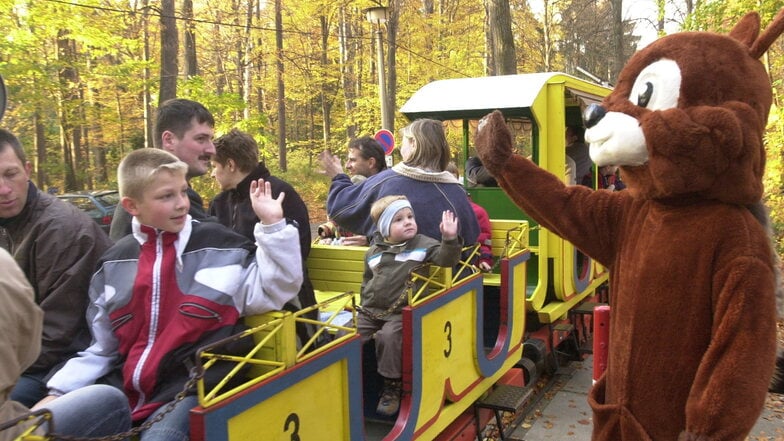 Eichhörnchen Willi passt auf, dass es bei der Parkeisenbahn Görlitz gut läuft.