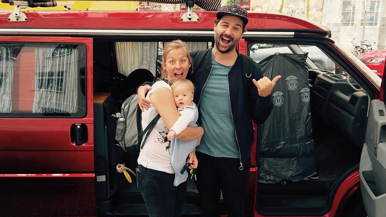Fabian Sixtus Körner geht mit seiner Frau Nico und Tochter Yanti im VW-Bus auf Reisen.