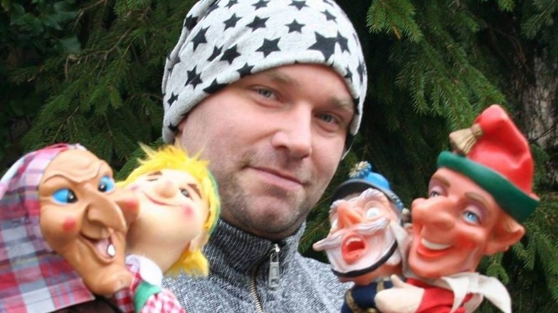 Claudio Mühle aus Zittau steckt hinter dem Puppentheater Sternzauber. Am Samstag bespaßt er Familien in Schmilka.