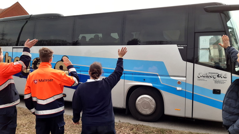 Nach ihrem Halt in Görlitz verabschieden die Malteser den abfahrenden Bus mit den ukrainischen Flüchtlingen.