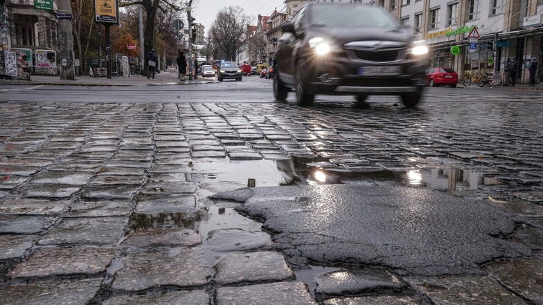 Viele Straßenschäden in Dresden werden geflickt, für größere Reparaturen fehlt das Geld.